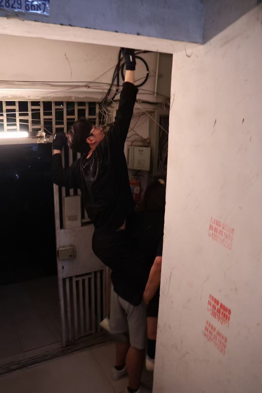 王新奥在拍摄现场布置线路